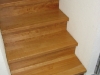 Treppe mit Setzstufen aus demselben Holz wie die Stufen